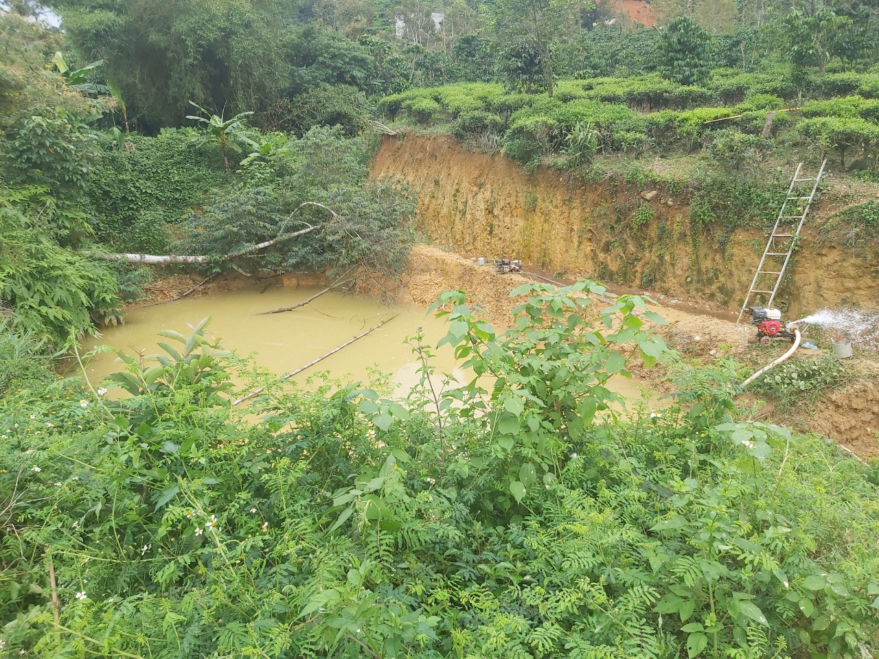 Competent authorities pump water out of the reservoir to ensure safety for residents in Lam Dong Province, Vietnam, September 26, 2020. Photo: L.D. / Tuoi Tre