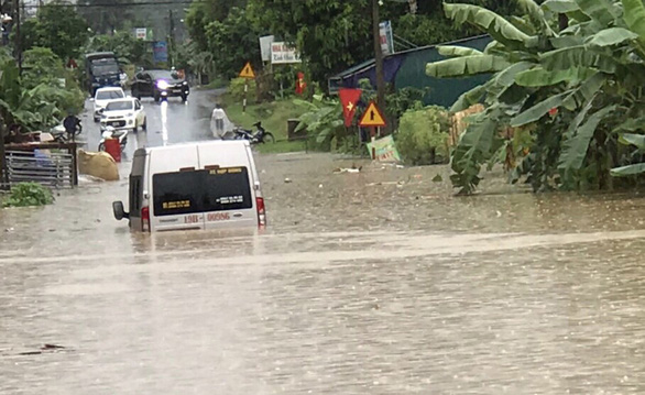 Vehicles are stuck in rainwater in Phu Tho Province, northern Vietnam. Photo: M. Tu / Tuoi Tre