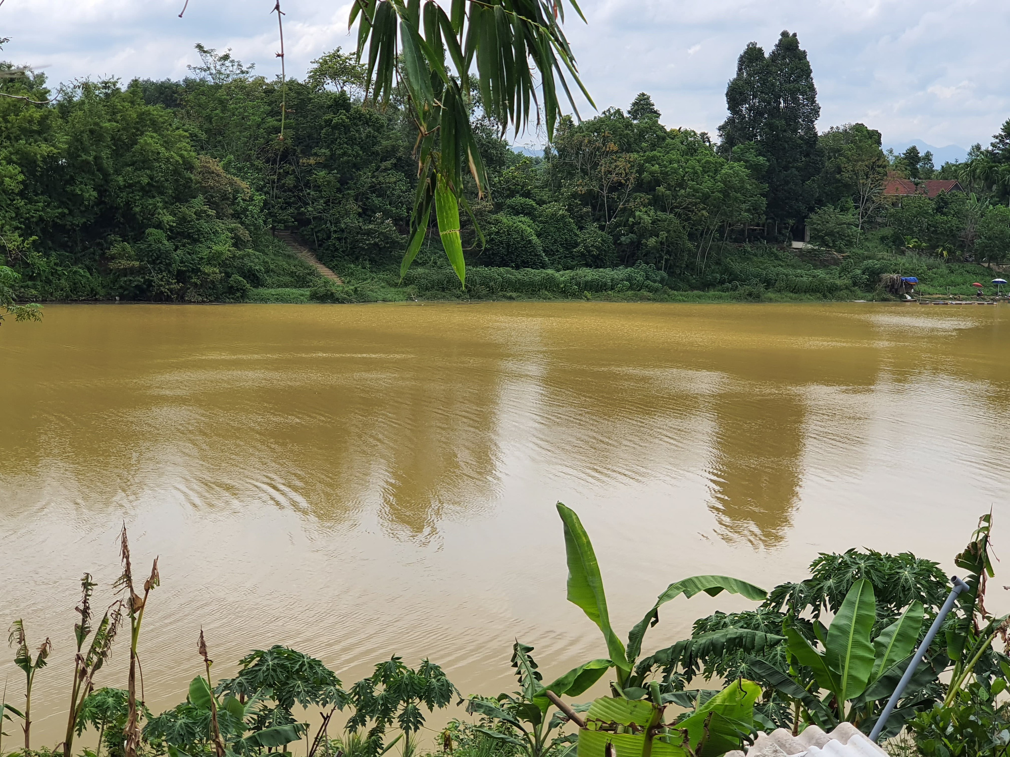 A section of the Ta Trach River turns yellow in color in Thua Thien-Hue Province, Vietnam, September 2020. Photo: Phuoc Tuan / Tuoi Tre