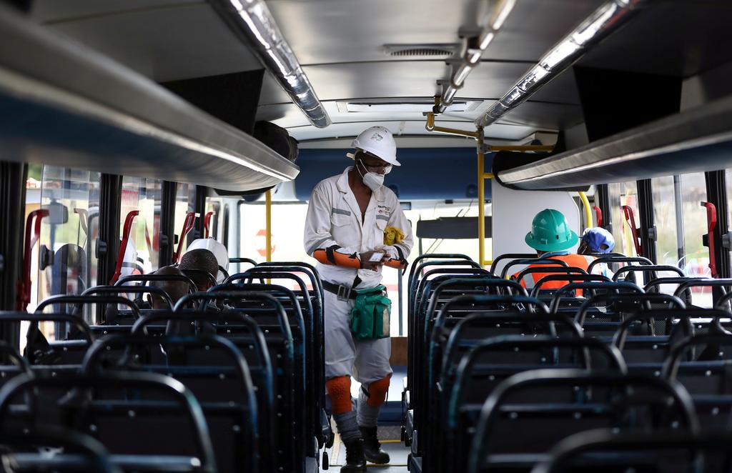 A mine worker wearing a face masks boards a bus ahead of his shift, amid a nationwide coronavirus disease (COVID-19) lockdown, at a mine of Sibanye-Stillwater company in Carletonville, South Africa, May 19, 2020. Photo: Reuters