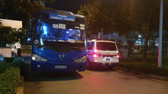 A bus tasked with carrying returnees from South Korea to quarantine facilities remains at Tan Son Nhat International Airport as the passengers stayed at the airport over ten hours due to their disapproval of the quarantine price announced by the low-cost Vietnamese airline Vietjet, September 30, 2020. Photo: T. Diep / Tuoi Tre