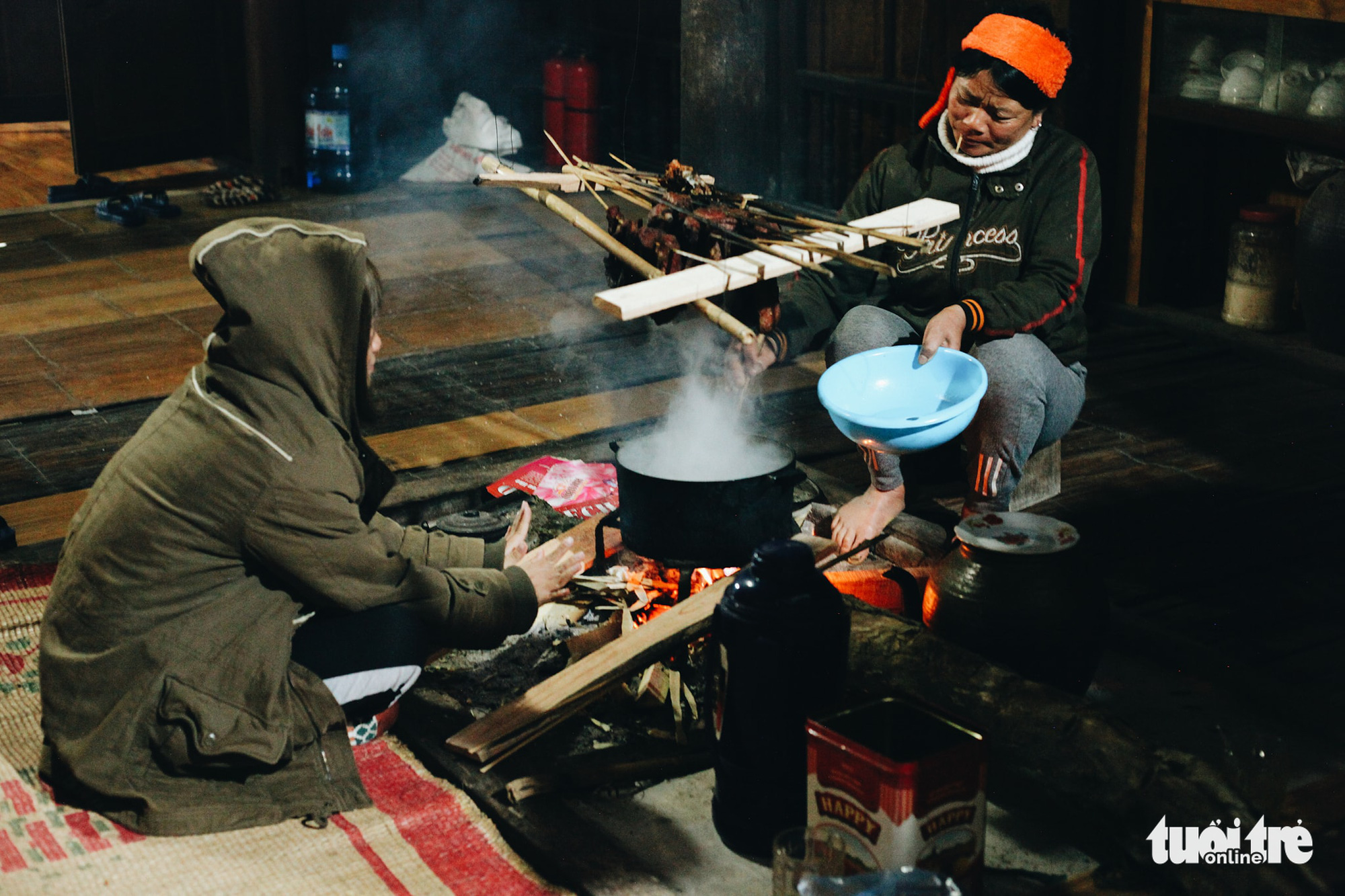 Tourists and local people gather around a fireplace to prepare a meal in Tong Pang Village, Lam Thuong Commune, Luc Yen District, Yen Bai Province, Vietnam. Photo: Cam Tien / Tuoi Tre