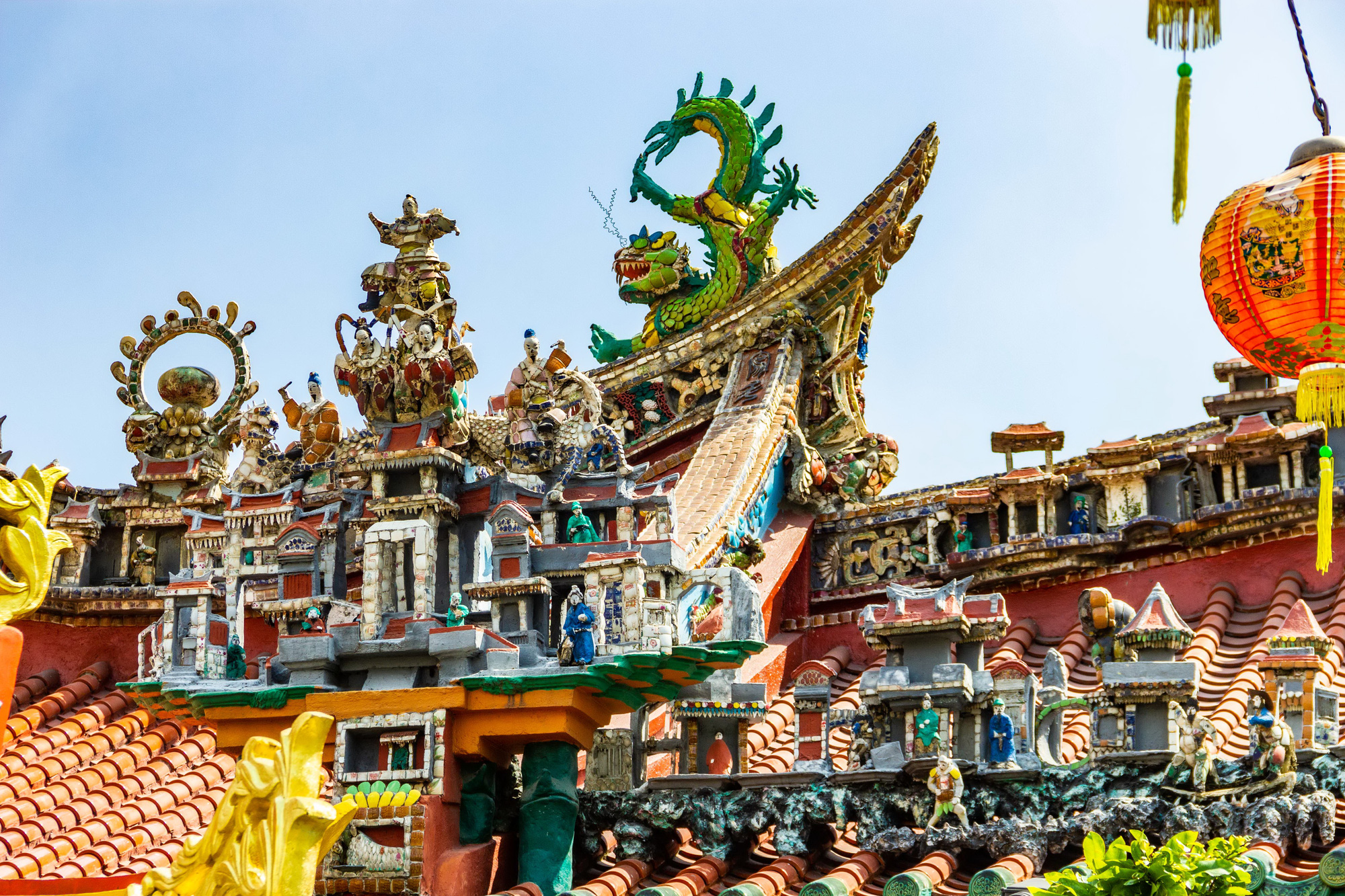 Details on the roof of the Quan Am Pagoda, a Chinese-style Buddhist pagoda located on Lao Tu Street in District 5, Ho Chi Minh City, Vietnam, are seen in the photo. Photo: Tran Hong Ngoc / Tuoi Tre