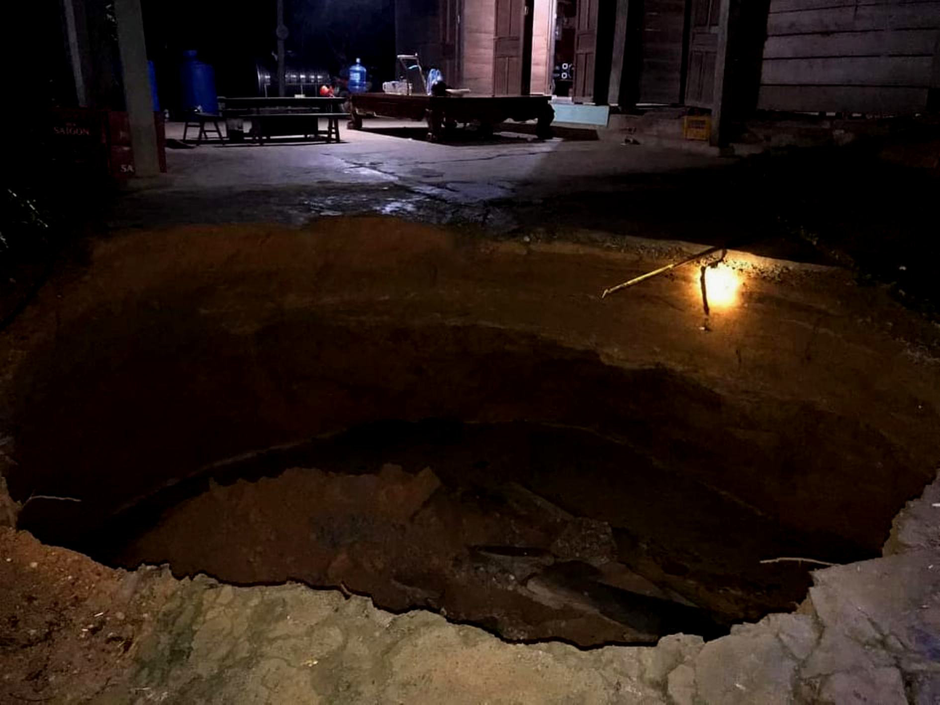 Massive sinkhole frightens neighborhood in north-central Vietnam