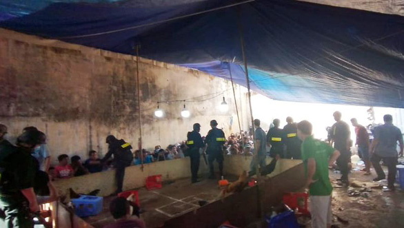 Police officers raid a cockfight gambling ring on Vo Van Kiet Street in District 6, Ho Chi Minh City on September 25, 2020. Photo: A.X. / Tuoi Tre