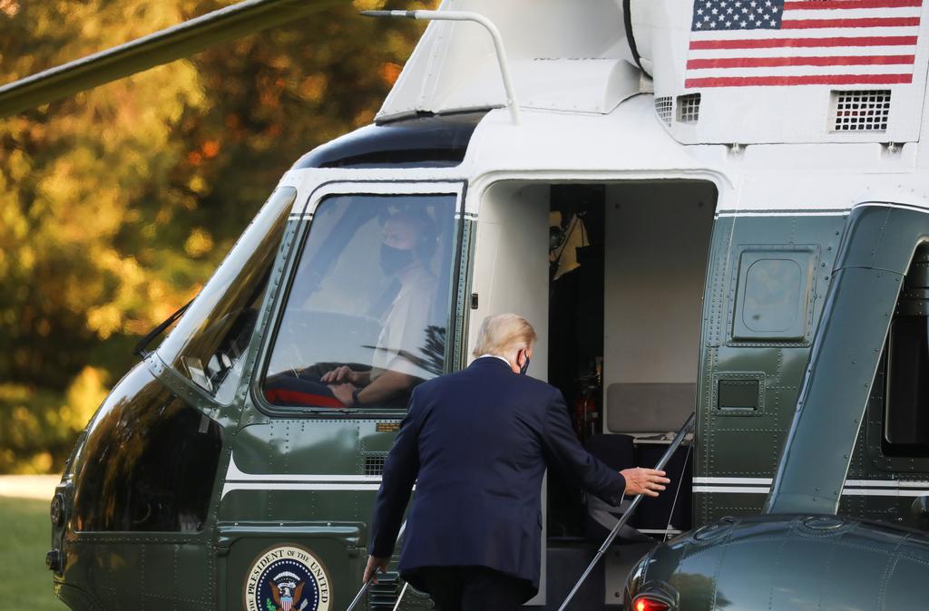 U.S. President Donald Trump boards the Marine One helicopter to depart the White House and fly to Walter Reed National Military Medical Center, where it was announced he will stay for at least several days after testing positive for the coronavirus disease (COVID-19), on the South Lawn of the White House in Washington, U.S., October 2, 2020. Photo: Reuters