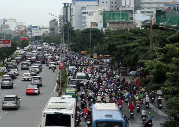 Traffic congestion on the section of Dien Bien Phu Street from the Saigon Bridge’s end to the Hang Xanh intersection, October 5, 2020. Photo: Le Phan / Tuoi Tre