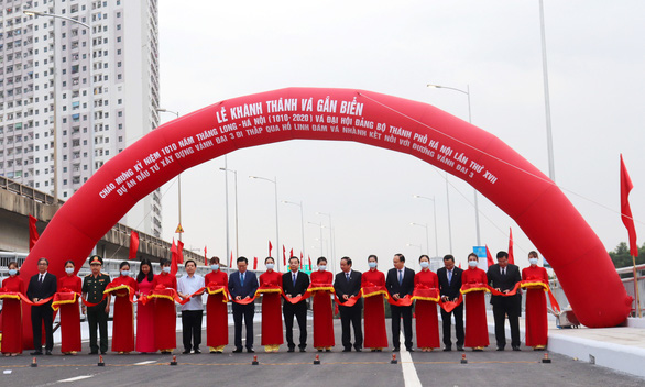 Leaders of Hanoi City and the Ministry of Transport cut the ribbon in the inauguration ceremony of the new Ring Road 3 section over Linh Dam Lake. Photo: Tuan Phung / Tuoi Tre