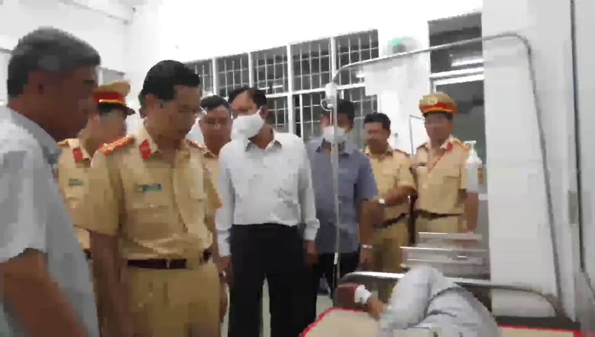 Officials visit wounded victims following the collision between a truck and passenger bus in Tien Giang Province, Vietnam, October 7, 2020. Photo: My Binh / Tuoi Tre