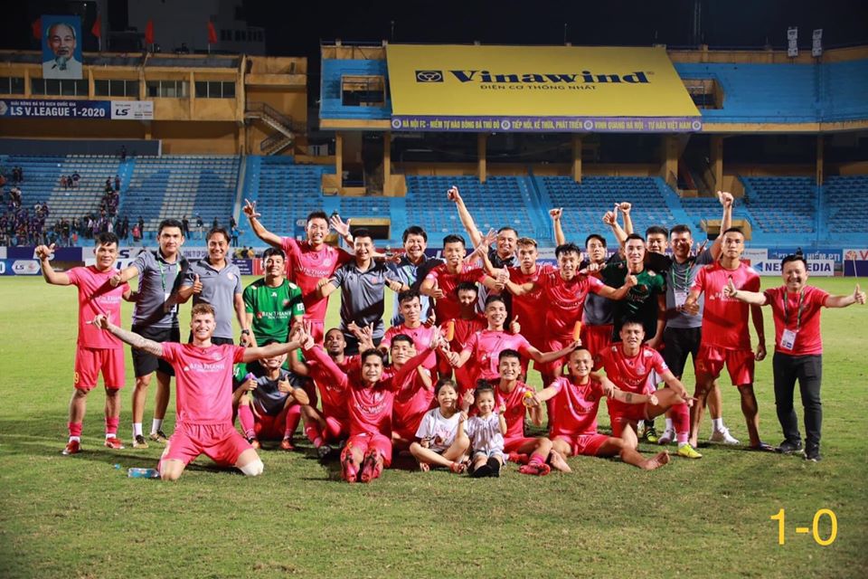 Saigon FC players and their coaching staff members pose for a photo after their 2-0 win against Hai Phong FC at Lach Tray Stadium in Hai Phong City, Vietnam, July 5, 2020. Photo: Saigon FC