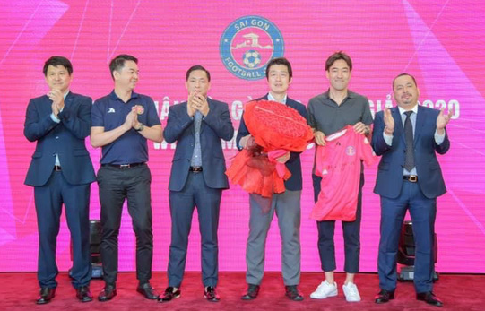 Leaders of Vietnam's Saigon FC and Japan's FC Tokyo celebrate the signing of their comprehensive partnership agreement. Photo: Dang Hoang / Tuoi Tre
