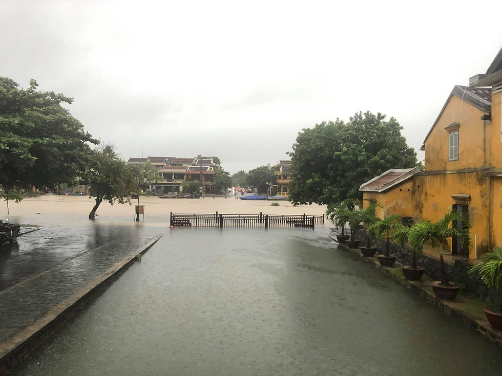 Hoi An is flooded on October 8, 2020. Photo: Nguyen Van Lanh