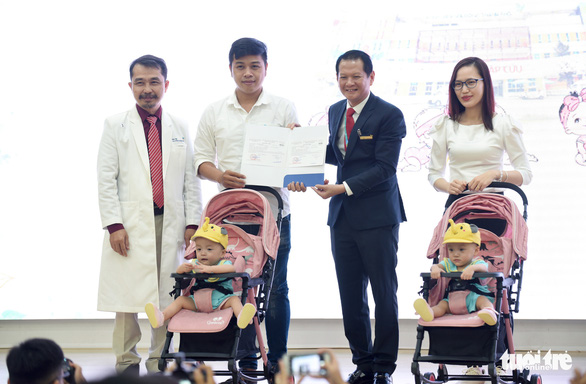 Family of formerly conjoined twins Truc Nhi – Dieu Nhi receives VND1.5 billion ($64,655) from donors. Photo: Duyen Phan / Tuoi Tre