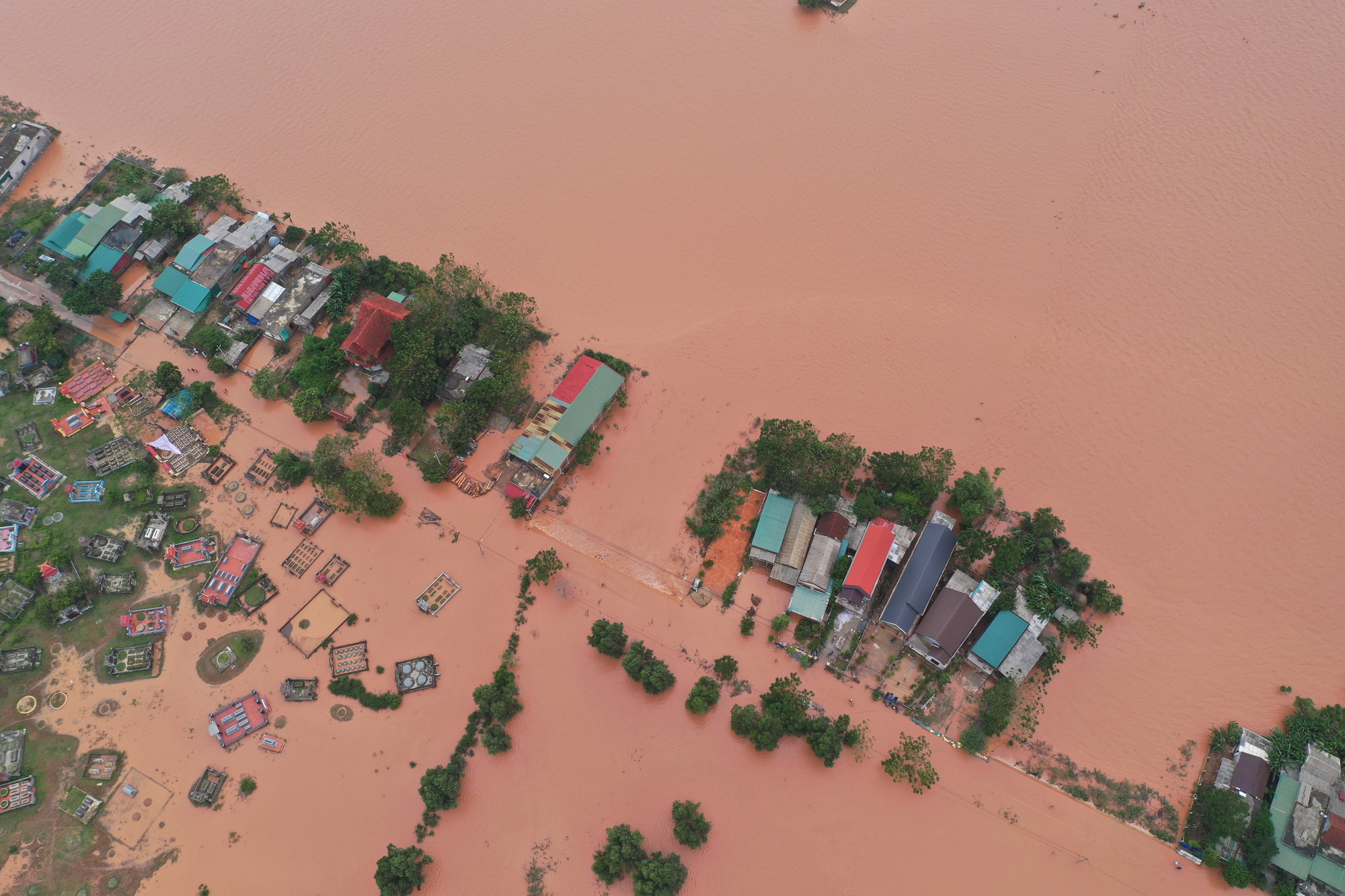 A village is flooded in Quang Tri Province, Vietnam, October 10, 2020. Photo: Truong Trung / Tuoi Tre
