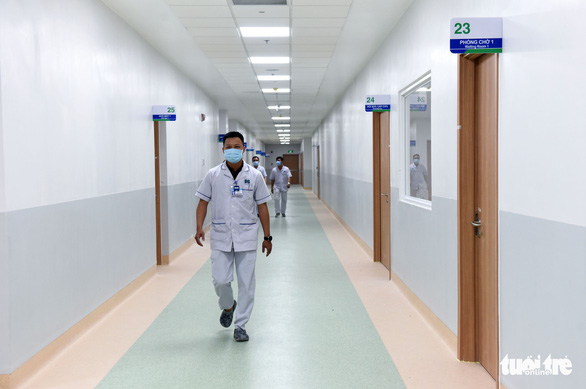 A medical worker walks through a corridor at the second branch of the Ho Chi Minh City Oncology Hospital in District 9, October 12, 2020. Photo: Duyen Phan / Tuoi Tre