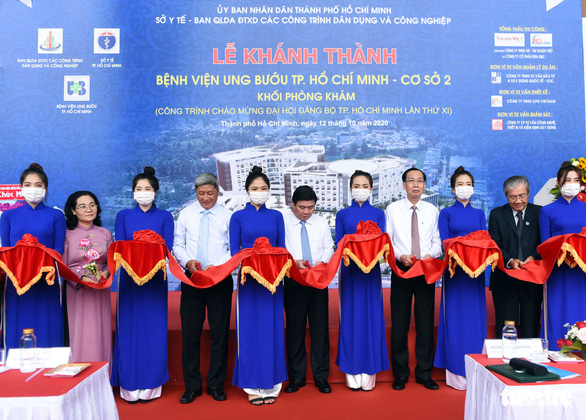 Top officials cut the ribbon at the inauguration ceremony of the second branch of the Ho Chi Minh City Oncology Hospital in District 9, October 12, 2020. Photo: Duyen Phan / Tuoi Tre