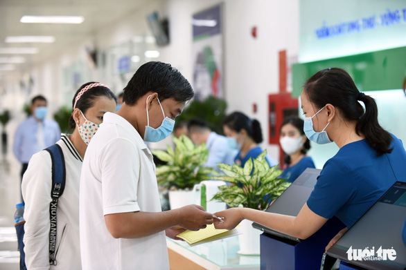Medical workers talk to visitors at the help desk at the second branch of the Ho Chi Minh City Oncology Hospital in District 9, October 12, 2020. Photo: Duyen Phan / Tuoi Tre