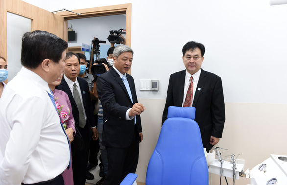 Vietnam’s Deputy Minister of Health Nguyen Truong Son (second right) tours the second branch of the Ho Chi Minh City Oncology Hospital in District 9, October 12, 2020. Photo: Duyen Phan / Tuoi Tre