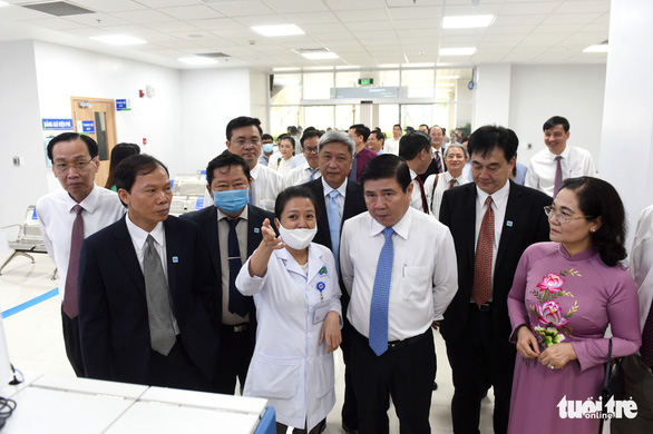 Top officials tour the second branch of the Ho Chi Minh City Oncology Hospital in District 9, October 12, 2020. Photo: Duyen Phan / Tuoi Tre