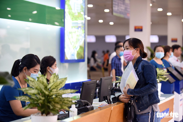 Medical workers talk to visitors at the help desk at the second branch of the Ho Chi Minh City Oncology Hospital in District 9, October 12, 2020. Photo: Duyen Phan / Tuoi Tre