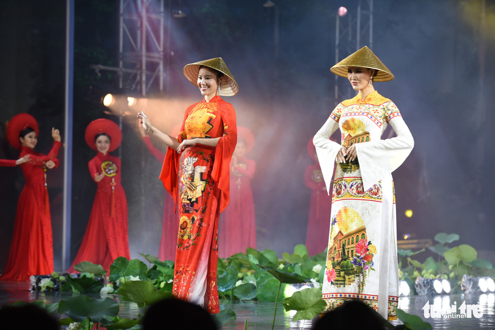 Artists don ‘ao dai’ at the opening night of the 7th Ho Chi Minh City Ao Dai Festival on October 11, 2020. Photo: Duyen Phan / Tuoi Tre