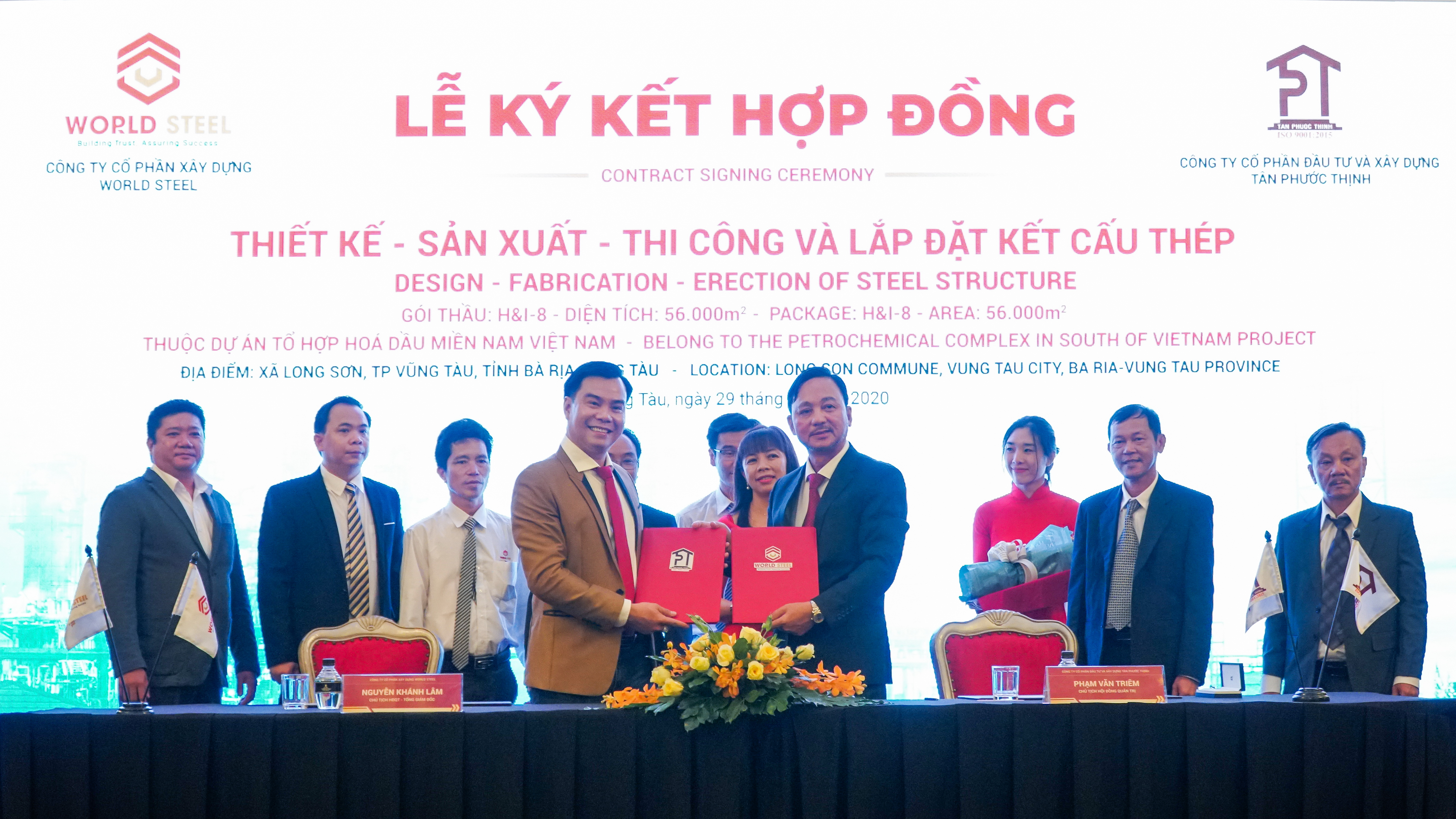 Nguyen Khanh Lam (L), chairman and CEO of World Steel Construction Joint Stock Company, and Pham Van Triem, chairman of Tan Phuoc Thinh Investment & Construction Joint Stock Company, pose for a photo during the contract signing ceremony.