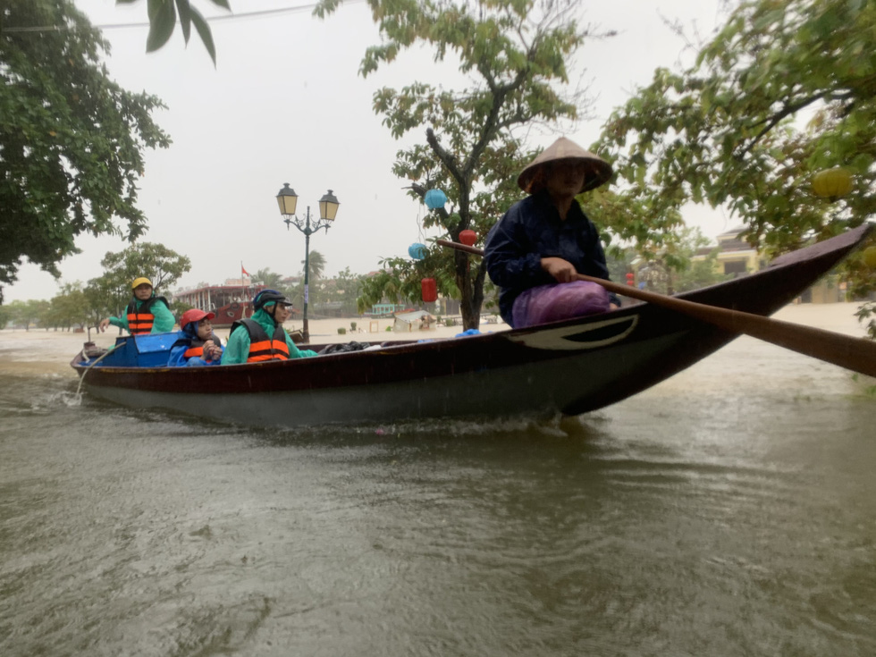 Residents of Hoi An City take tourists around the ancient town, which has been flooded due to torrential rains, on a boat in this photo taken in Hoi An City, Quang Nam Province on October 12, 2020. Photo: B.D. / Tuoi Tre