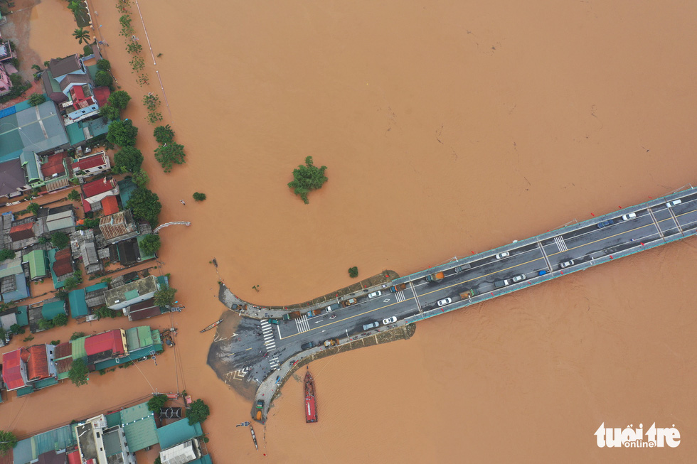 A path from Thanh Co (Ancient Citadel) Bridge of Quang Tri Province is blocked by floodwater. Photo: Truong Trung / Tuoi Tre