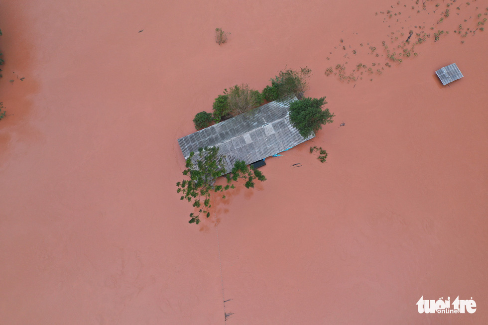 A shack in Quang Tri Province is flooded. Photo: Truong Trung / Tuoi Tre