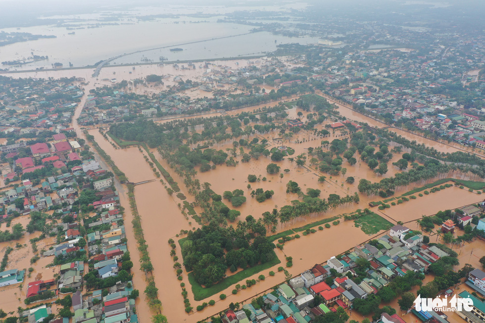 Floodwater hits Quang Tri Province’s Ancient Citadel. Photo: Truong Trung / Tuoi Tre