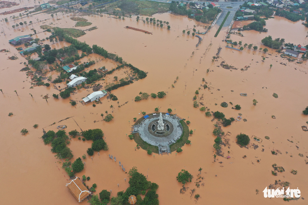 A locale near Thach Han River of Quang Tri Province is heavily flooded. Photo: Truong Trung / Tuoi Tre