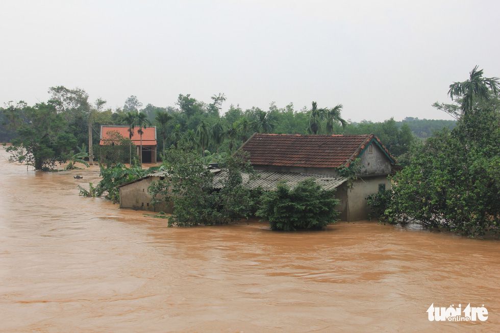 Inundated houses is seen in Ai Tu Town, Trieu Phong District of Quang Tri Province. Photo: Truong Trung / Tuoi Tre