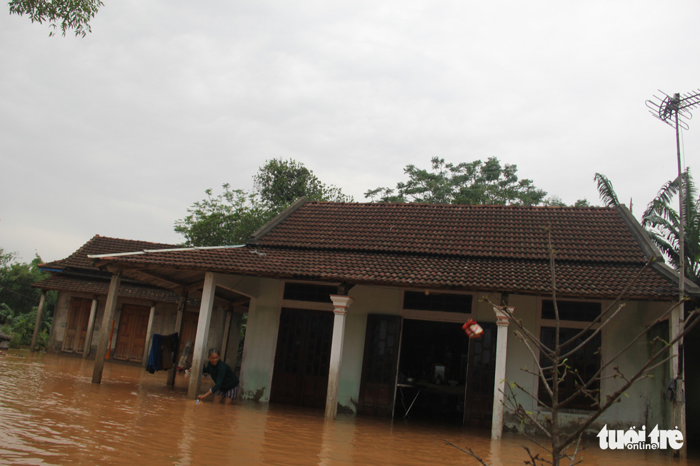 A house is inundated in Trieu Phong District of Quang Tri Province. Photo: Truong Trung / Tuoi Tre