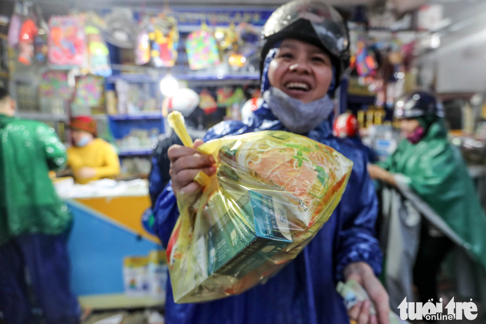 A woman buys food at a grocery store in Quang Dien District, Thua Thien-Hue Province on October 16, 2020. Photo: Nguyen Khanh / Tuoi Tre