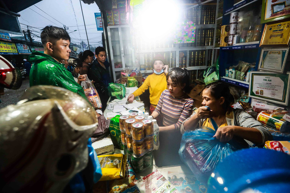 People buy food and supplies at a grocery store in Quang Dien District, Thua Thien-Hue Province on October 16, 2020. Photo: Nguyen Khanh / Tuoi Tre