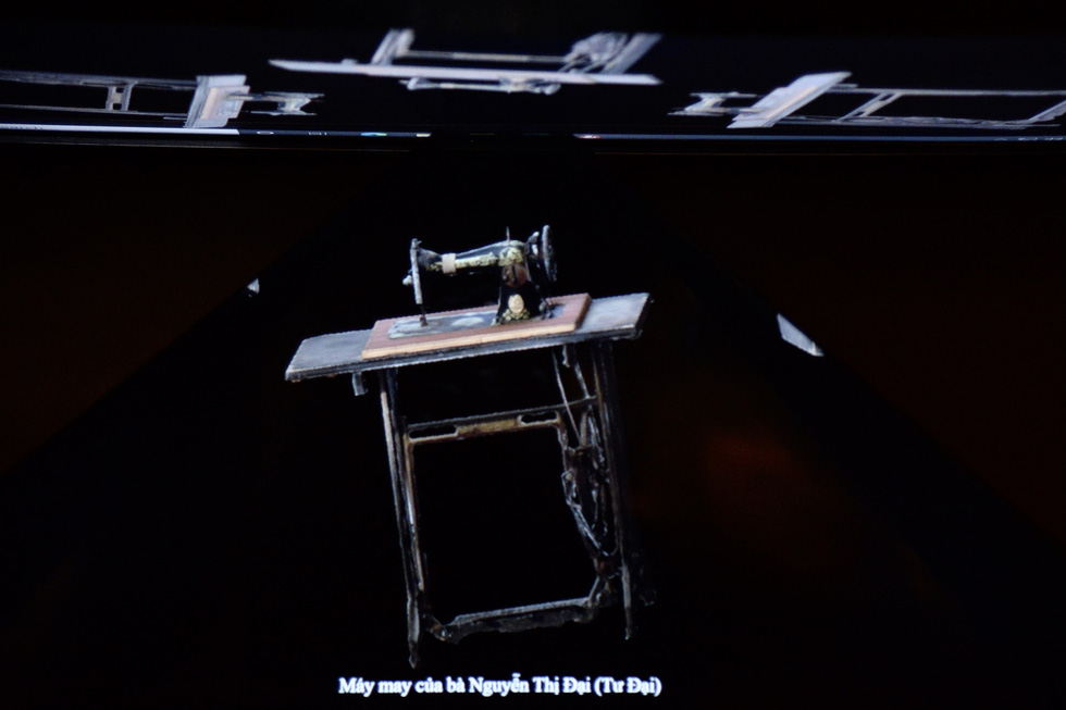 A 3D holographic projection of a sewing machine is seen in this photo taken at the Southern Women’s Museum. Photo: Tu Trung / Tuoi Tre