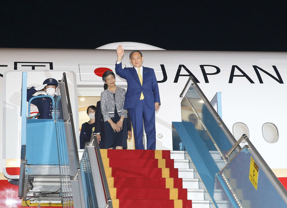 Japanese Prime Minister Yoshihide Suga and his spouse arrive at Noi Bai International Airport in Hanoi, Vietnam, October 18, 2020. Photo: Vietnam News Agency