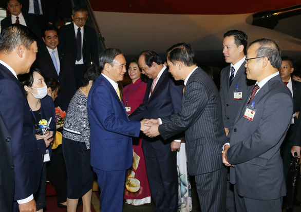 Vietnamese officials welcome Japanese Prime Minister Yoshihide Suga and his spouse at Noi Bai International Airport in Hanoi, Vietnam, October 18, 2020. Photo: Vietnam News Agency