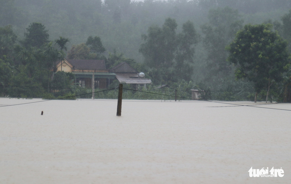 A house is isolated due to flooding in this photo taken in Huong Khe District of ha Tinh Province. Photo: Doan Hoa / Tuoi Tre