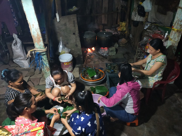 Teachers at Hoa Mi Kindergarten in Huong Thuy Town, Thua Thien-Hue Province cook ‘banh chung’ for those in need in Vietnam’s flooded central localities, October 19, 2020. Photo: Tuan Vu / Tuoi Tre