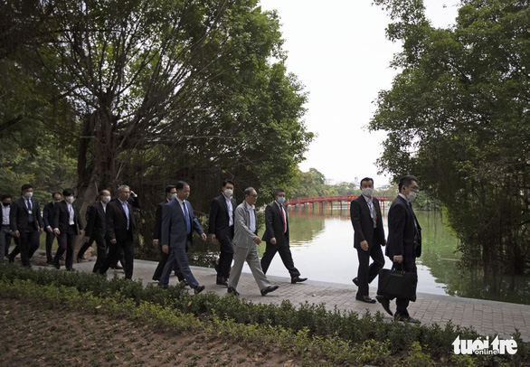 Japanese PM Suga walks with his entourage on the promenade of Hoan Kiem Lake in this photo taken on October 20. Photo: Viet Dung / Tuoi Tre