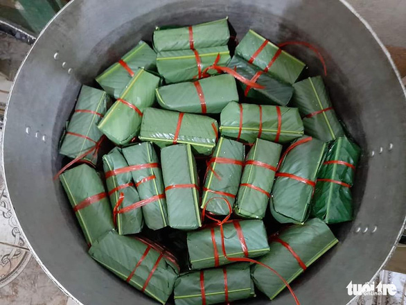 Locals, teachers cook sticky rice cakes for residents in Vietnam’s flood-hit areas