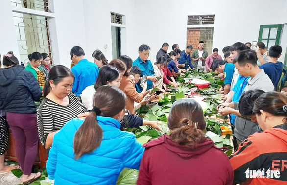 People in Quy Hop District, Nghe An Province cook ‘banh chung’ for those in need in Vietnam’s flooded central localities, October 19, 2020. Photo: P. Giang / Tuoi Tre