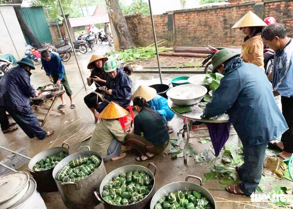People in Quy Hop District, Nghe An Province cook ‘banh chung’ for those in need in Vietnam’s flooded central localities, October 19, 2020. Photo: P. Giang / Tuoi Tre