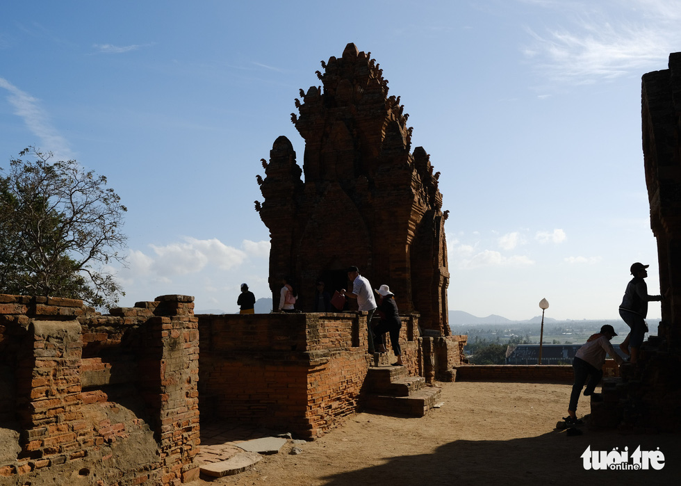 Tourists explore the complex of Cham towers Po Klong Garai in Ninh Thuan Province, south-central Vietnam. Photo: Tan Luc / Tuoi Tre
