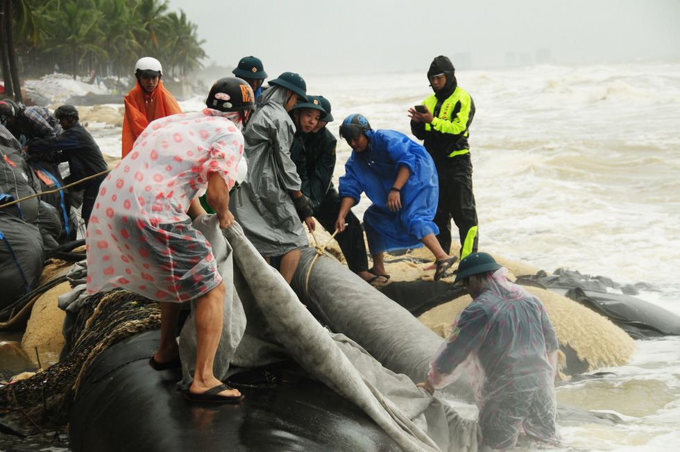 People build a temporary revetment to protect the coast against the high waves in Hoi An City, Quang Nam Province, Vietnam, October 20, 2020. Photo: T.B.Dung / Tuoi Tre
