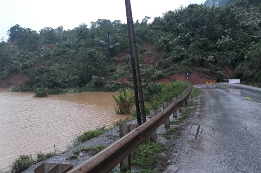 A section of National Highway No.12 is blocked by mudslides in Quang Binh Province, Vietnam, October 20, 2020. Photo: Duc Tri / Tuoi Tre