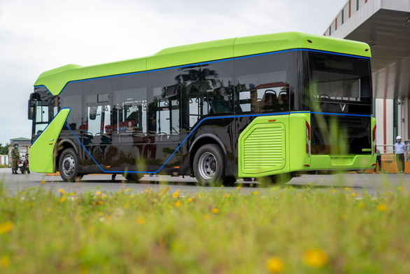 A side view of VinFast’s electric bus. Photo: B.C. / Tuoi Tre