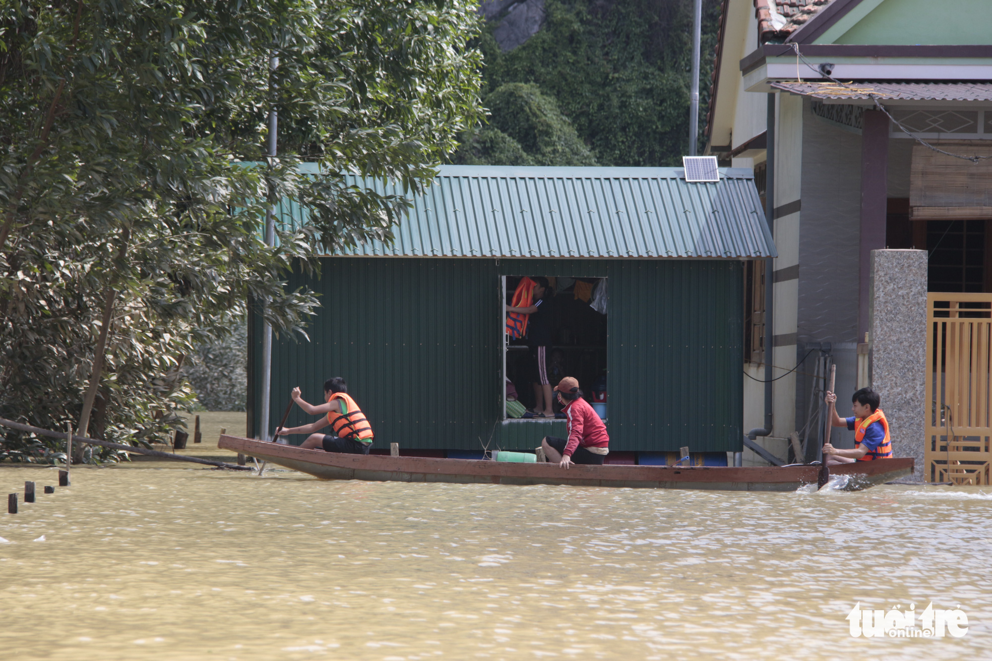 Residents travel by boat in Tan Hoa Commune, Quang Binh Province, Vietnam, October 22, 2020. Photo: Cong Trieu / Tuoi Tre