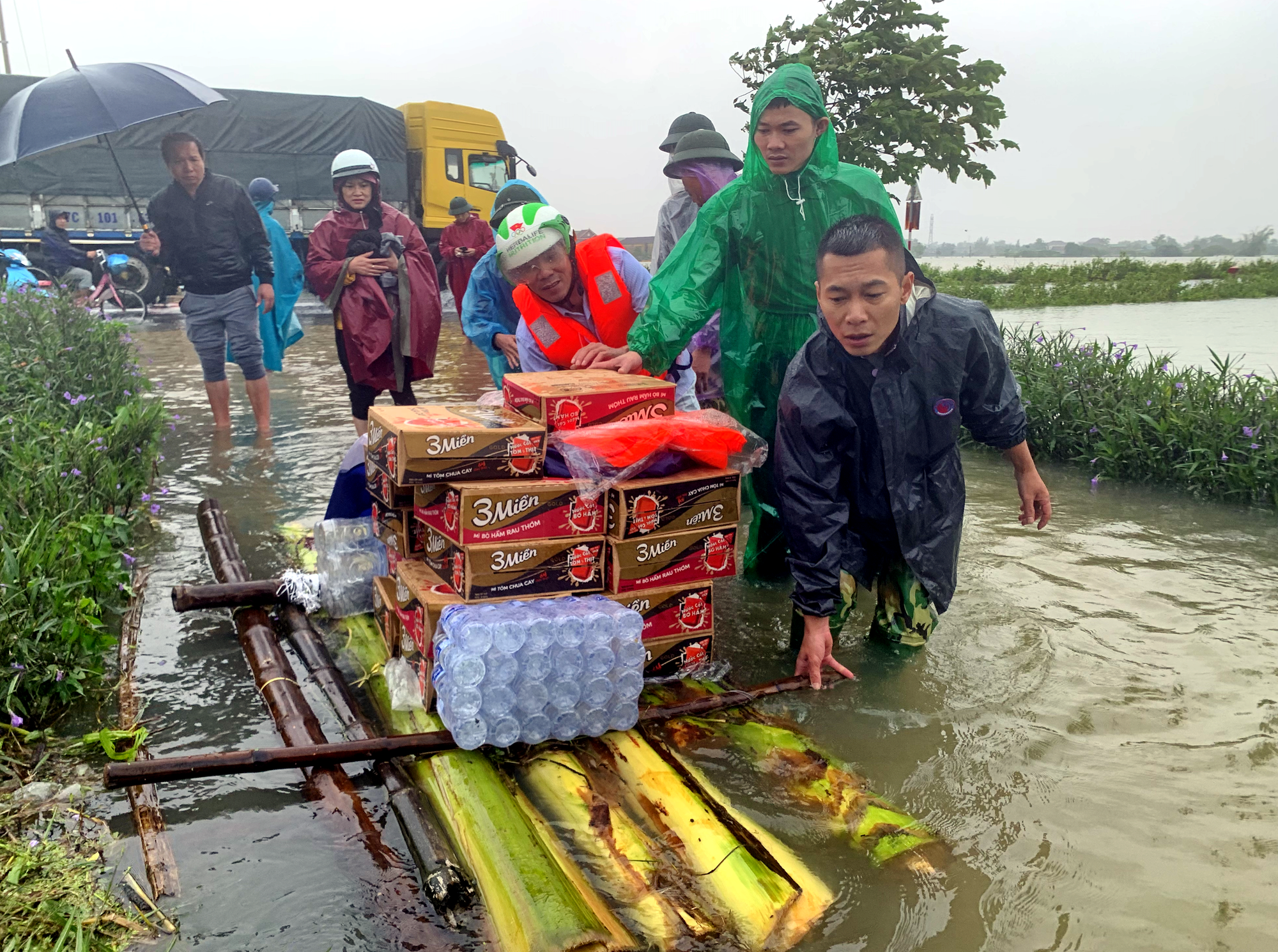 Military soldiers bring food and supplies to residents in flood-hit areas in Ha Tinh Province, Vietnam, October 22, 2020. Photo: Doan Hoa / Tuoi Tre